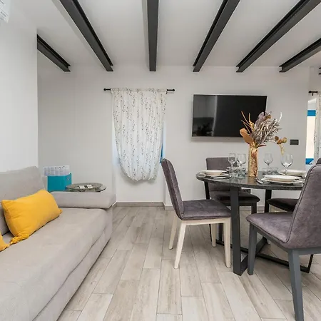 2 Bedroom Cozy In Biograd *